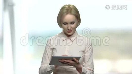 商业女性使用个人电脑平板电脑。视频