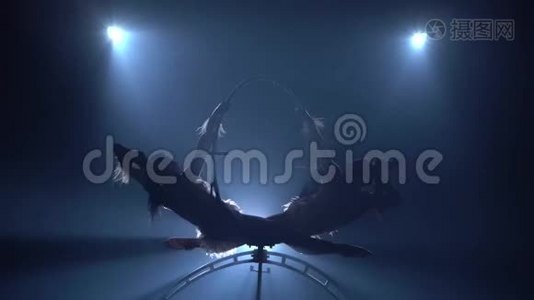 两名体操运动员在空中旋转。 黑烟背景。 剪影视频