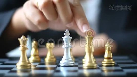 近射手商务女性移动金棋击败白黑棋盘上的银王棋商务视频