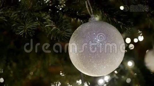 圣诞树上的装饰球视频