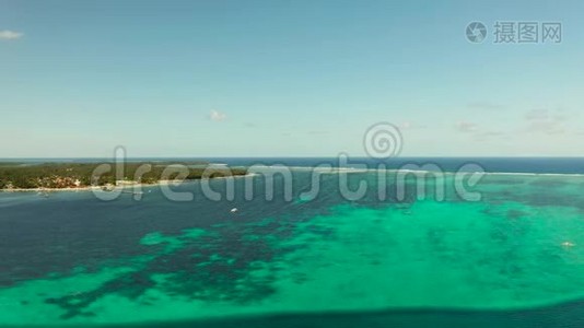 带有热带岛屿和绿松石水的海景。视频