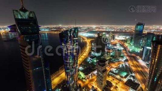 多哈卡塔尔滑雪者在中东市中心的街道上，高楼大厦在夜间熄灯视频