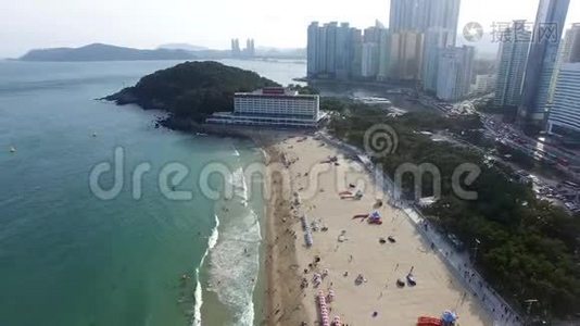 阳光明媚的夏季海恩大海滩，釜山，韩国，亚洲视频