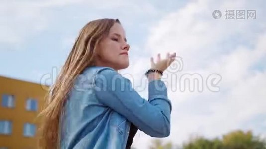 年轻女子在外面跳舞视频