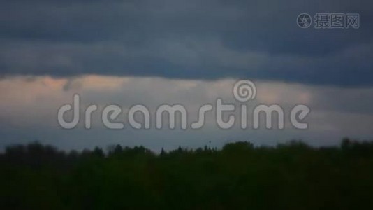 绿色的田野和多云的天空时间。 美丽的夏日风景。视频