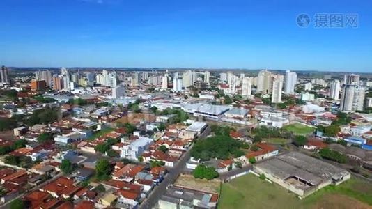 巴西圣保罗州阿拉卡图巴市的空中镜头。 2016年7月。视频