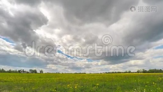绿色的田野和多云的天空时间。 美丽的夏日风景。视频