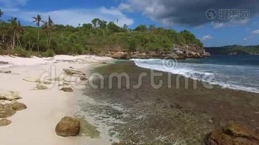 荒芜的热带海滩和绿松石海洋视频