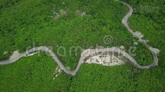 上景。 从无人驾驶飞机上俯瞰。 山林中的路很美，有许多树，公路上蜿蜒曲折视频