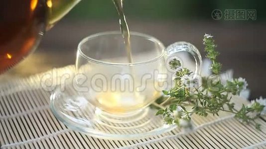 桌上漂亮的玻璃碗里有美味的绿茶视频