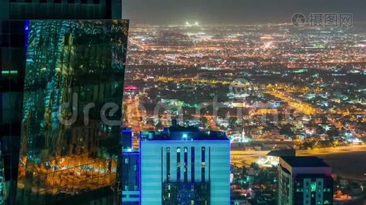 多哈卡塔尔滑雪者在中东市中心的街道上，高楼大厦在夜间熄灯视频