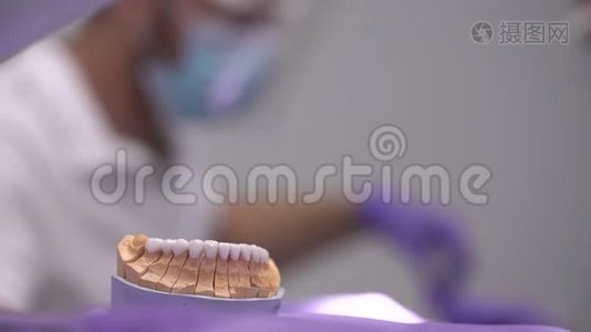 诊所牙科，安装贴面给病人在牙科诊所。 牙医美牙，微笑.. 关门视频