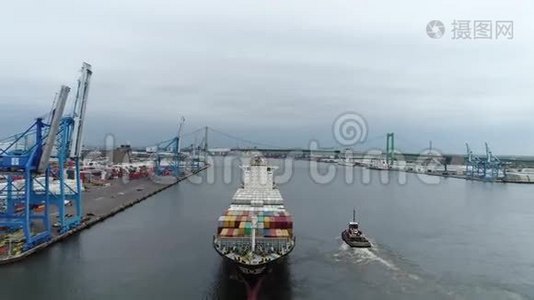 美国宾夕法尼亚州特拉华河货运集装箱船的航摄视频