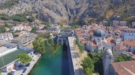 黑山Kotor老城和山脉的鸟瞰图视频