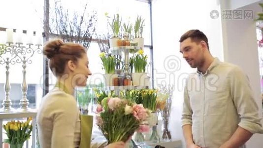 花店里有花的女人和男人视频