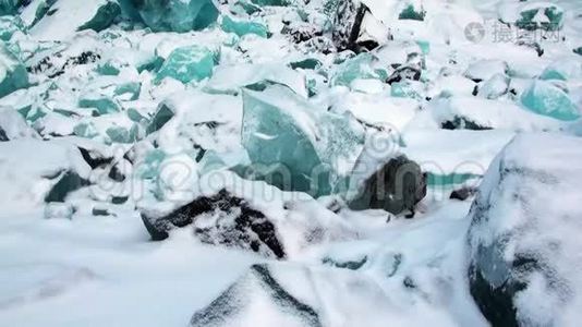 北极地区雪背景上美丽独特的绿松石颜色冰川。视频