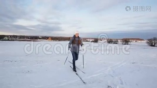 野外越野滑雪。视频