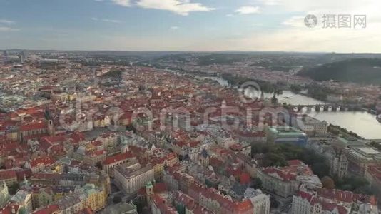 布拉格，捷克共和国-5月，2019年：空中帕莫拉马无人驾驶飞机观看市中心，布拉格市景。视频