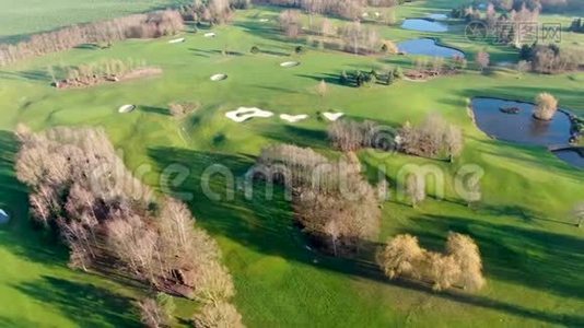 美丽的绿色高尔夫球场的鸟瞰图视频