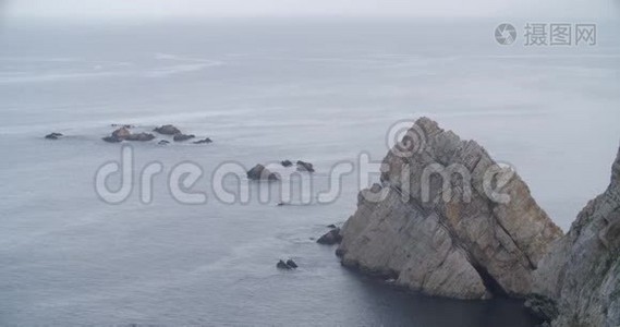 平静的海水形成岩石的景象视频