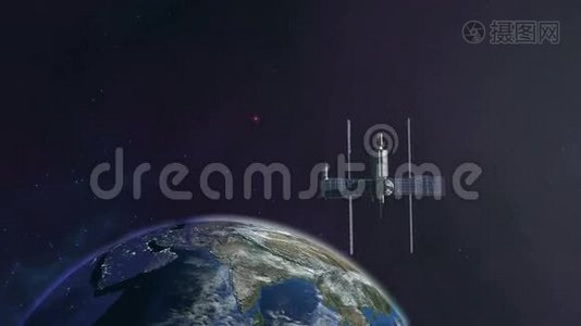 4K地球背景下飞入轨道的空间站视频