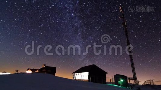 喀尔巴阡山脉的日落和黄昏的星星。视频