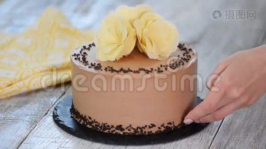 糕点厨师用巧克力装饰蛋糕。视频