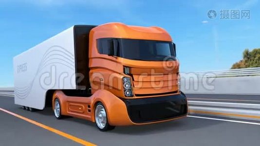 公路上的橙色自动驾驶卡车视频