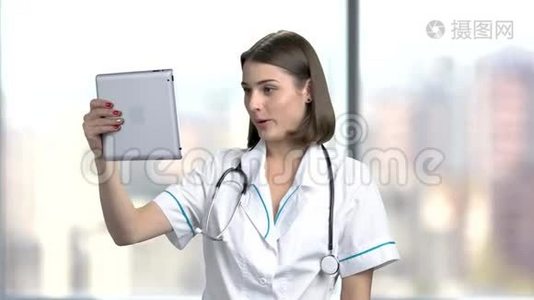 使用电脑平板电脑的女医生。视频