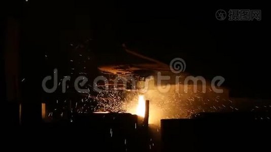 钢铁厂金属熔化。 熔炼炉内高温.. 冶金工业。视频