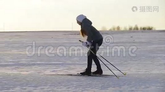 野外越野滑雪。视频