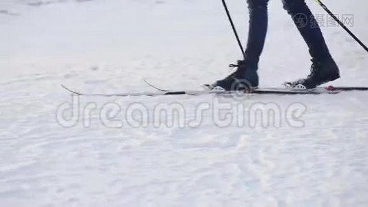 野外越野滑雪。视频