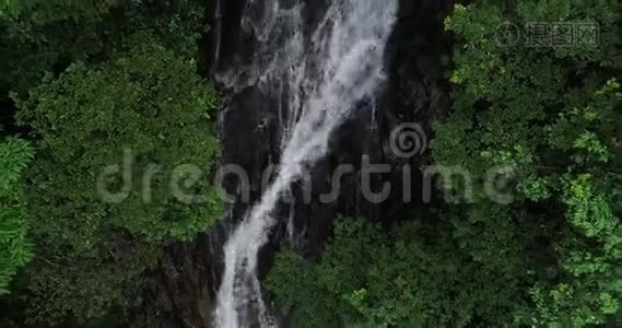 热带雨林山脉的瀑布视频