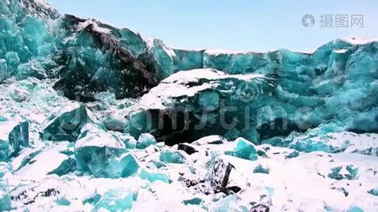 北极地区雪背景上美丽独特的绿松石颜色冰川。视频