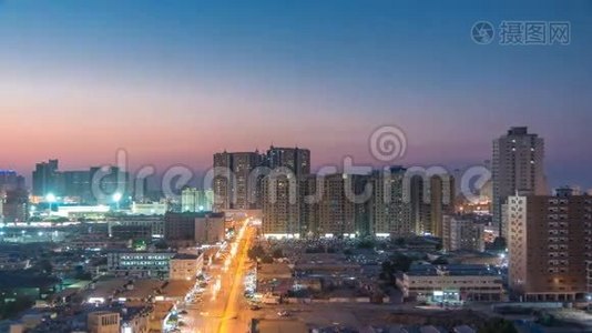 从屋顶到夜晚的阿杰曼城市景观时间跨度。阿杰曼是阿拉伯联合酋长国阿杰曼的首都视频