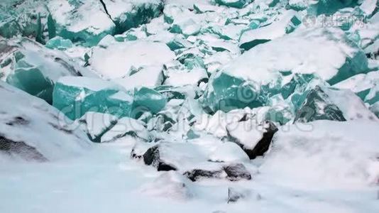 北极地区雪背景上美丽独特的绿松石颜色冰川。视频