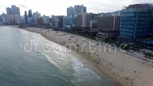 阳光明媚的夏季海恩大海滩，釜山，韩国，亚洲视频