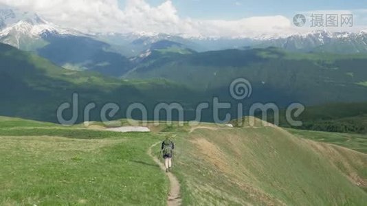 女孩在山区远足-科鲁迪湖地区，梅斯蒂亚，格鲁吉亚视频