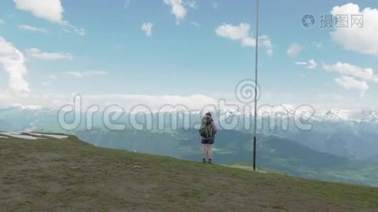 女孩在山区远足-科鲁迪湖地区，梅斯蒂亚，格鲁吉亚视频