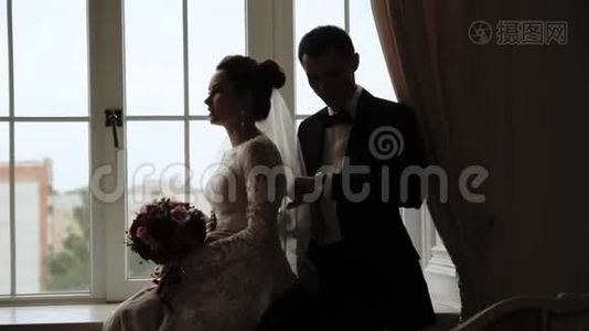 年轻一对相爱的夫妻穿着婚纱在室内视频