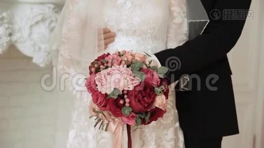 年轻一对相爱的夫妻穿着婚纱在室内视频