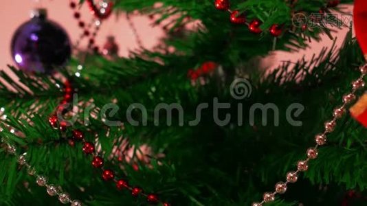 曼斯手装饰圣诞树。 关闭视频