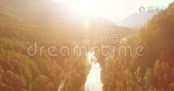 在阳光明媚的夏季早晨，低空飞行在带岩石的新鲜快山河上。视频