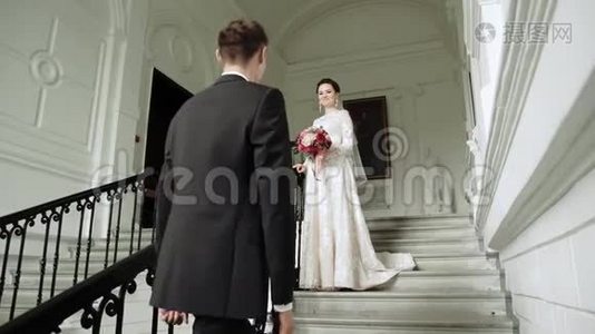 年轻一对相爱的夫妻穿着婚纱在室内视频