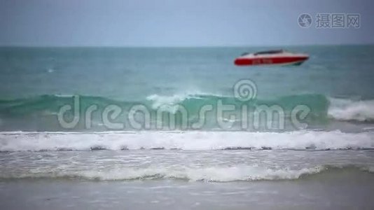 海滩上的红船。 多云期间的海浪视频