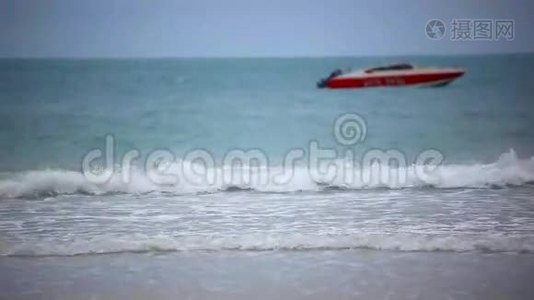 海滩上的红船。 多云期间的海浪视频