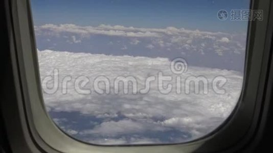 4K透过飞机窗户观看天空和云彩的美妙景色视频