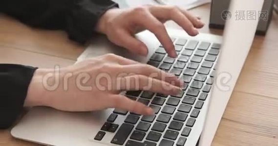 女商人在办公室用笔记本电脑打字视频