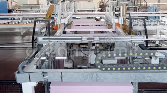 工业，工厂生产泡沫聚苯乙烯的自动设备视频