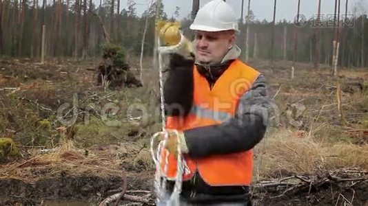 在森林里户外用绳子的工人视频